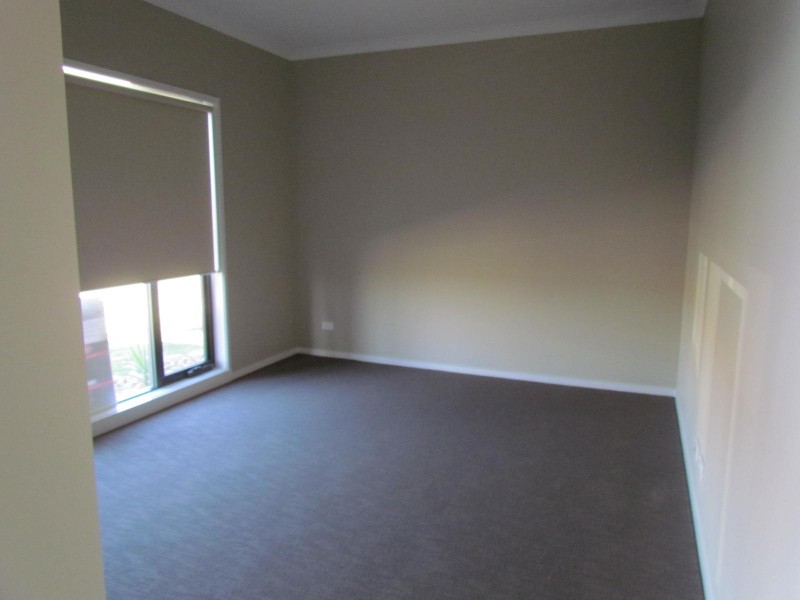 25 Maeve Circuit, Clyde North VIC 3978