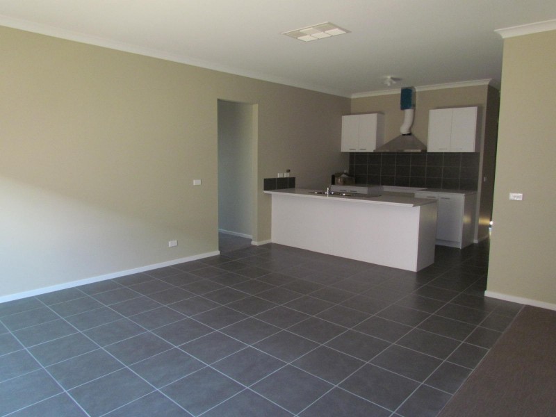 25 Maeve Circuit, Clyde North VIC 3978