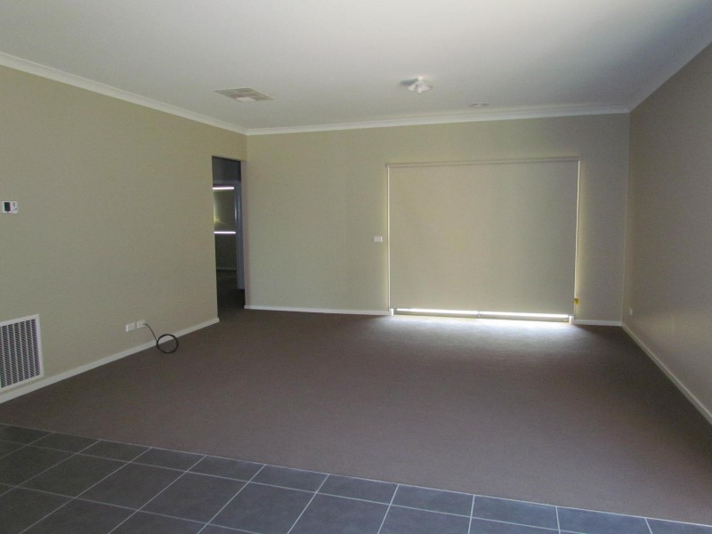 25 Maeve Circuit, Clyde North VIC 3978