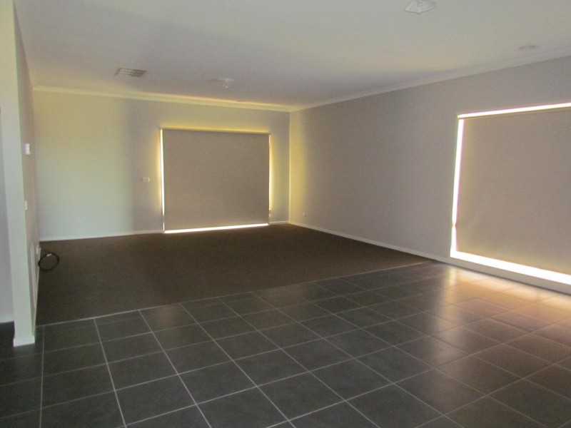 25 Maeve Circuit, Clyde North VIC 3978