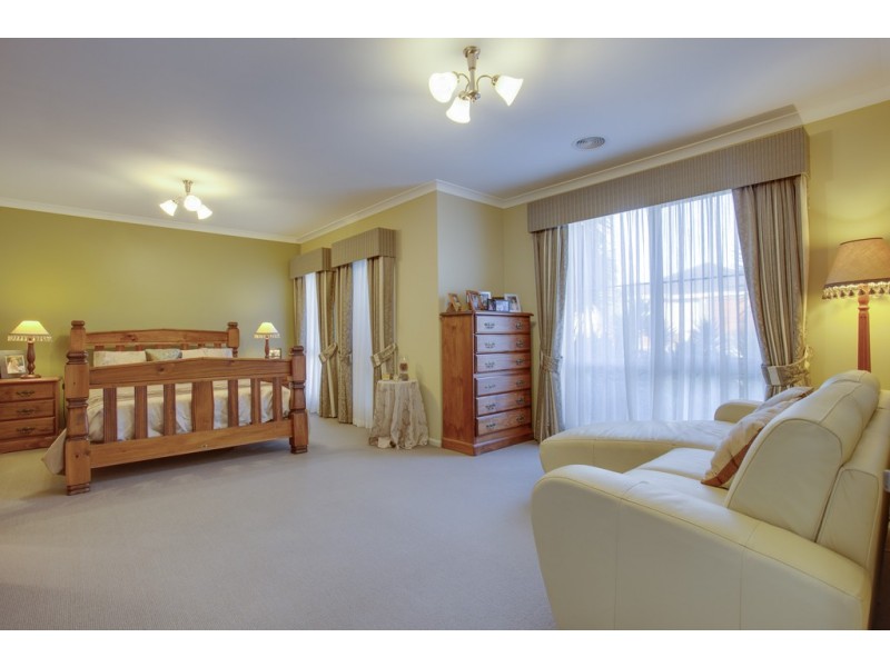 5 Emmett Avenue, Berwick VIC 3806