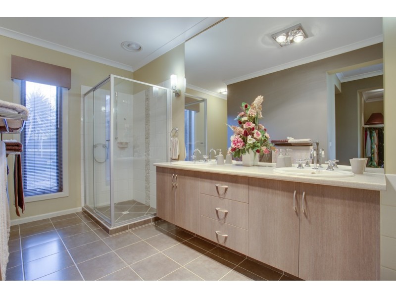 5 Emmett Avenue, Berwick VIC 3806