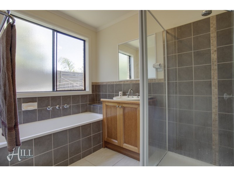 17 Lisburn Way, Berwick VIC 3806