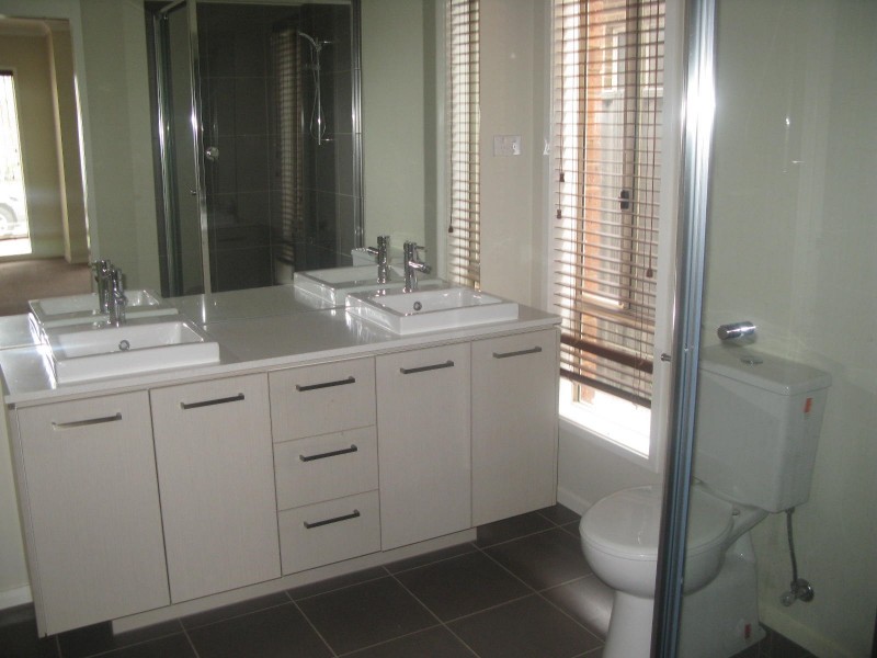 13 Page Close, Pakenham VIC 3810