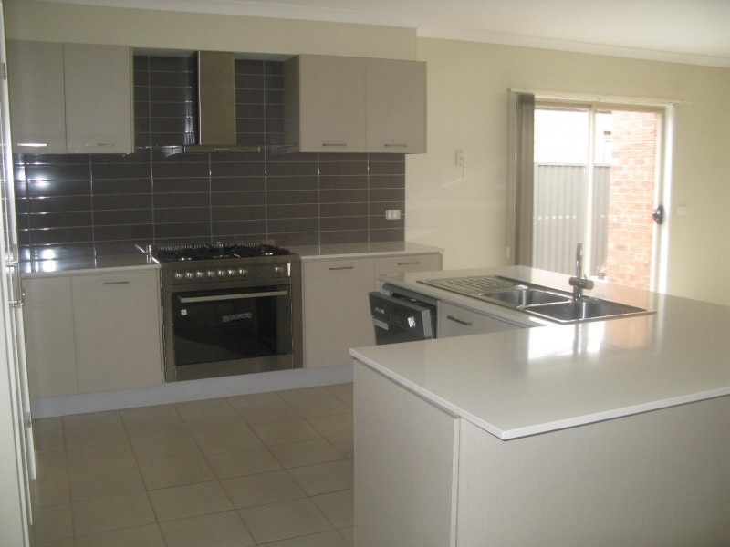 13 Page Close, Pakenham VIC 3810