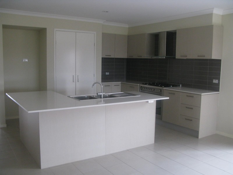 13 Page Close, Pakenham VIC 3810