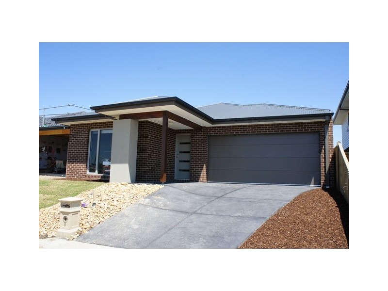 5 Maeve Circuit, Clyde North VIC 3978