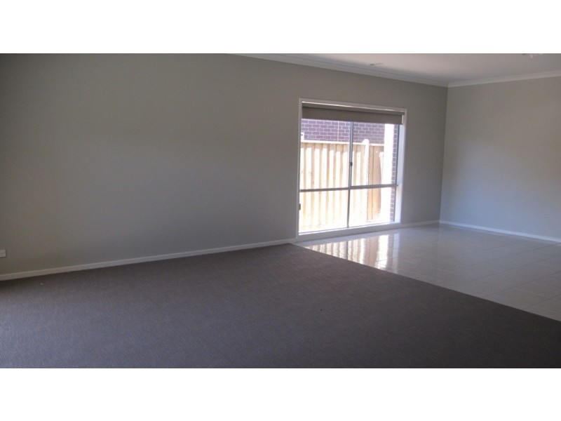 5 Maeve Circuit, Clyde North VIC 3978