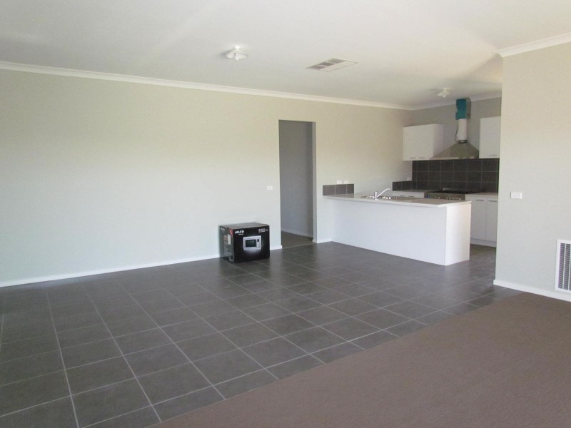 11 Maeve Circuit, Clyde North VIC 3978