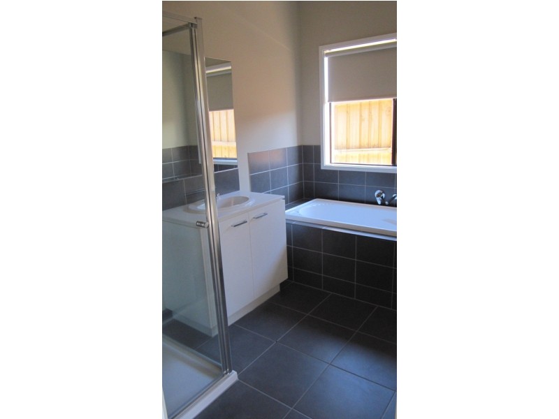 11 Maeve Circuit, Clyde North VIC 3978