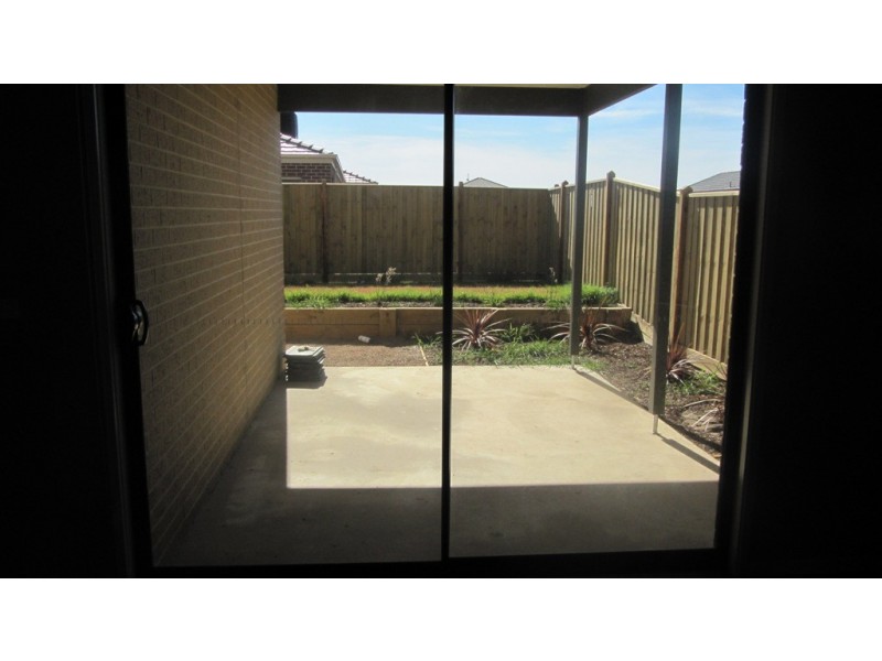 11 Maeve Circuit, Clyde North VIC 3978