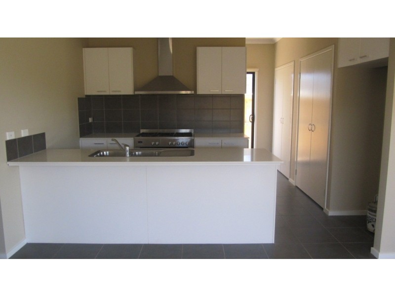 11 Maeve Circuit, Clyde North VIC 3978