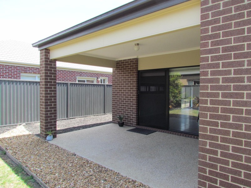4 Westwood Grove, Pakenham VIC 3810