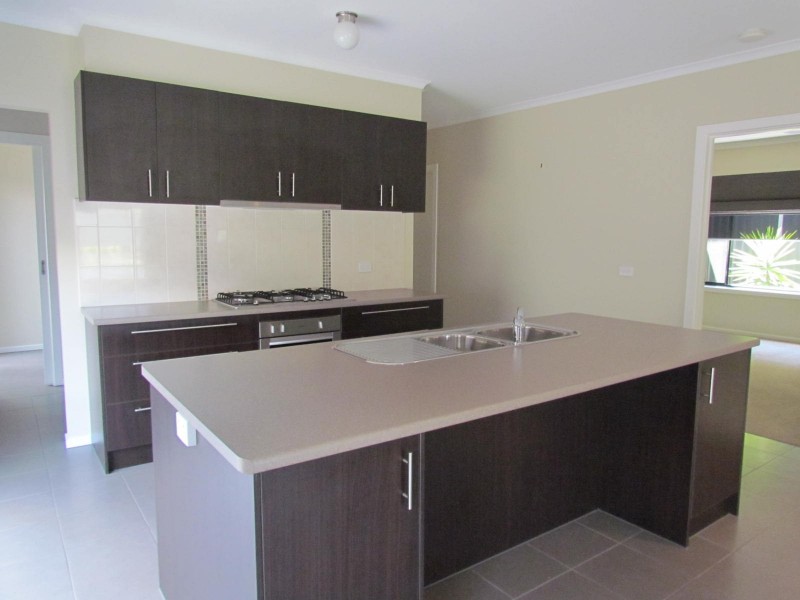 4 Westwood Grove, Pakenham VIC 3810