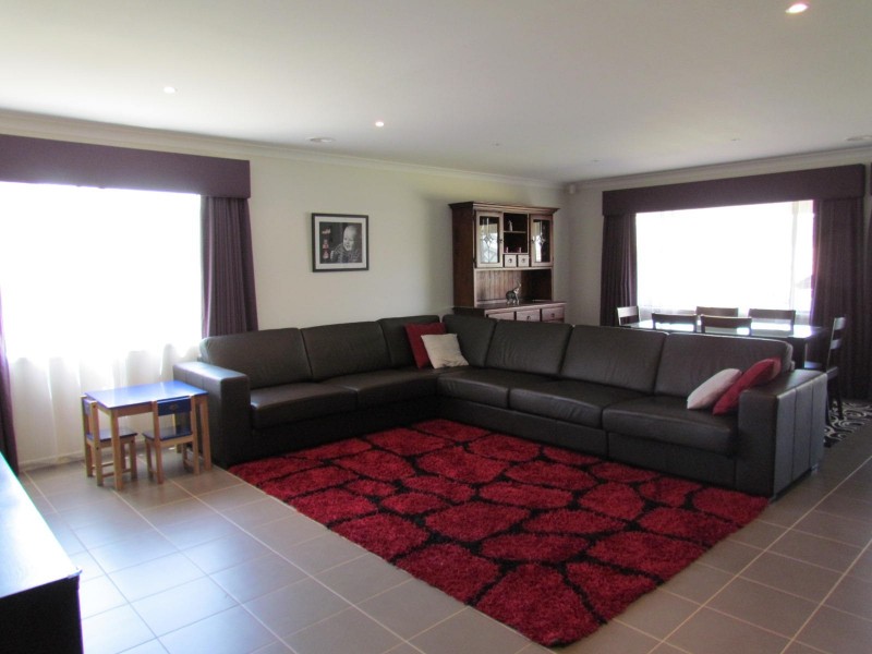 36 Yammerbook Way, Cranbourne East VIC 3977