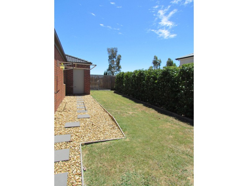 36 Yammerbook Way, Cranbourne East VIC 3977