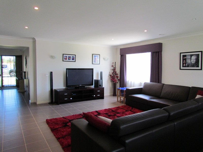 36 Yammerbook Way, Cranbourne East VIC 3977