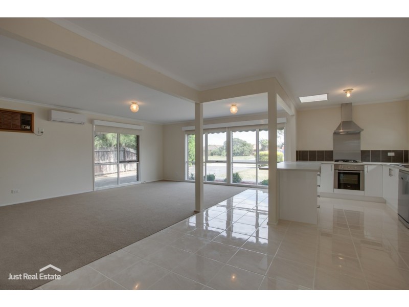 98 Racecourse Road, Pakenham VIC 3810