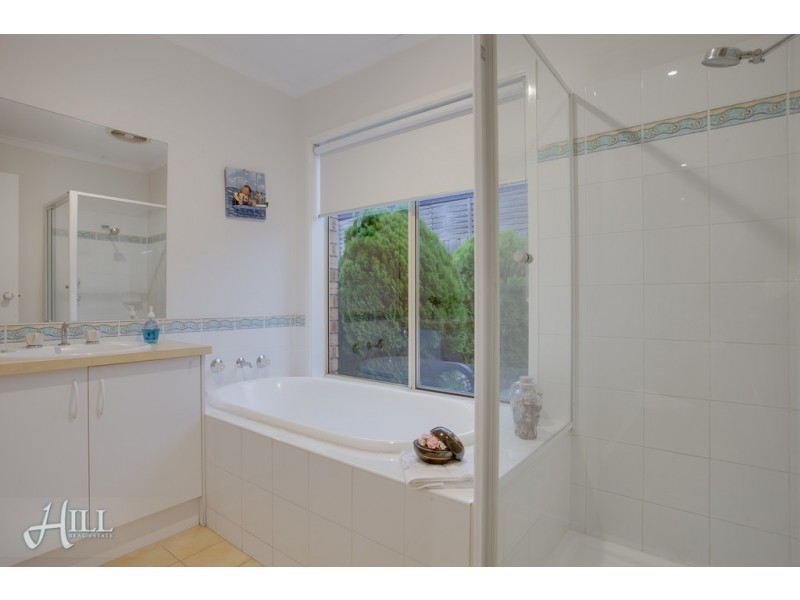 10 Lisburn Way, Berwick VIC 3806