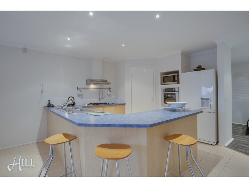 10 Lisburn Way, Berwick VIC 3806