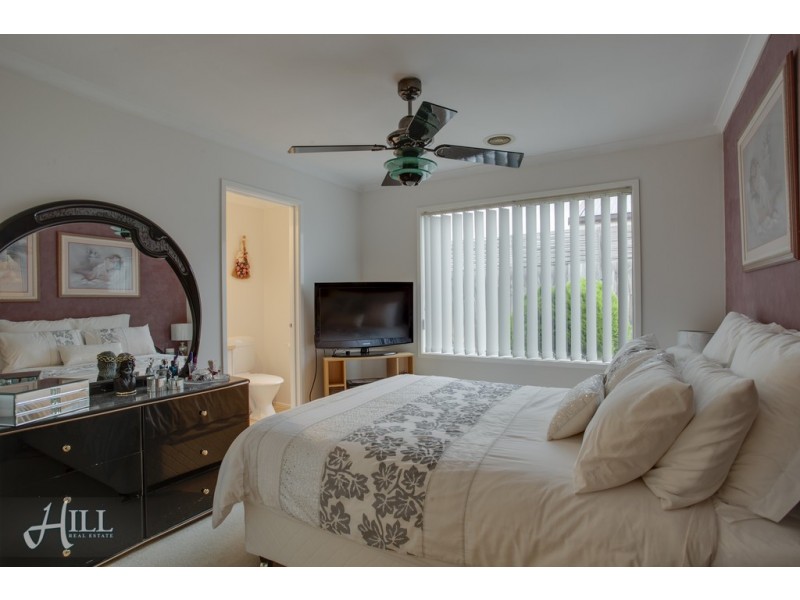 10 Lisburn Way, Berwick VIC 3806