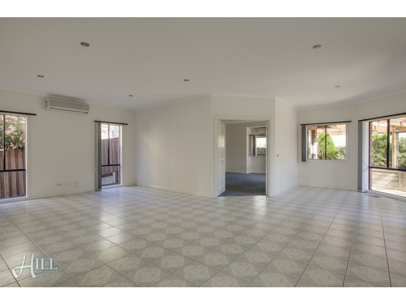 8 Blackwood Drive, Hampton Park VIC 3976