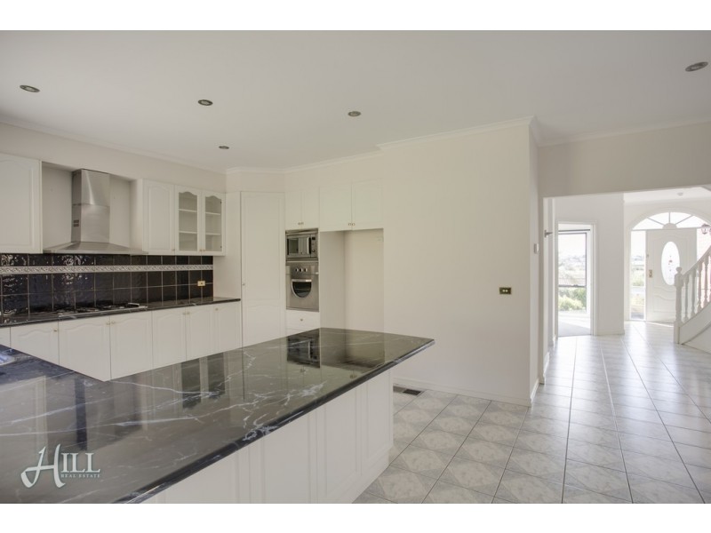 8 Blackwood Drive, Hampton Park VIC 3976