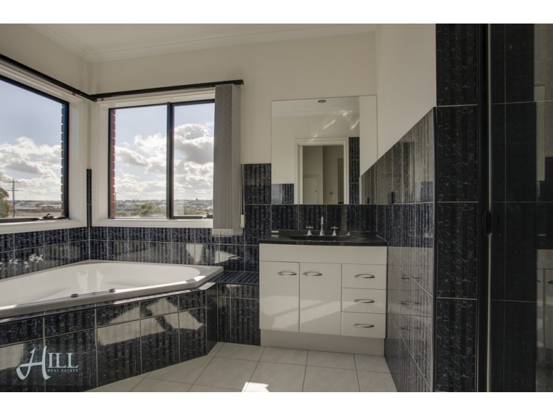 8 Blackwood Drive, Hampton Park VIC 3976