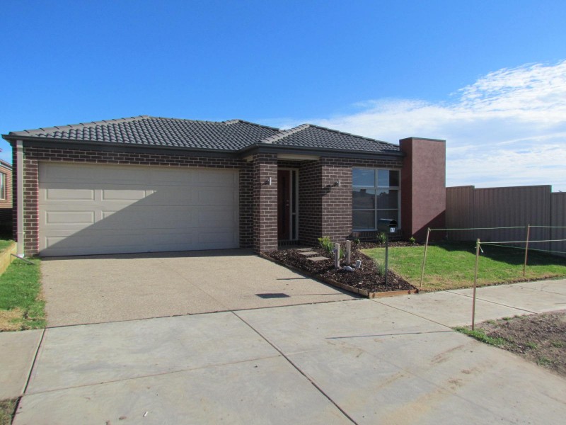 19 Hamish Avenue, Pakenham VIC 3810