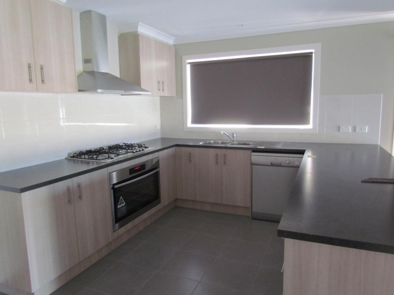 19 Hamish Avenue, Pakenham VIC 3810