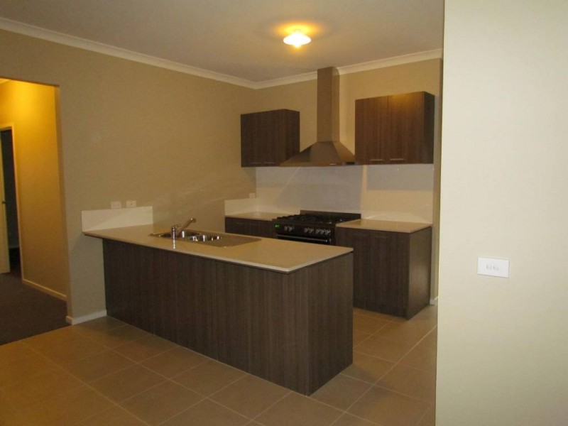 27 Maeve Circuit, Clyde North VIC 3978