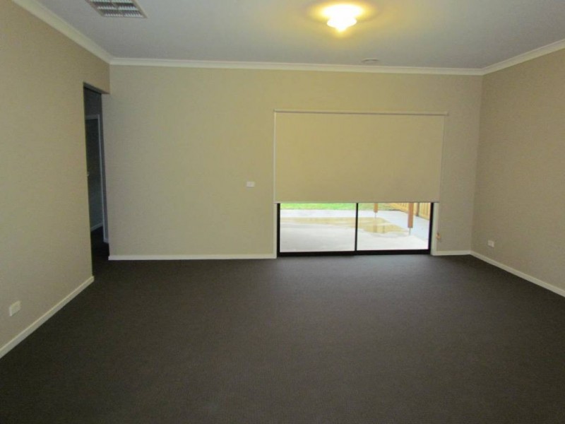 27 Maeve Circuit, Clyde North VIC 3978