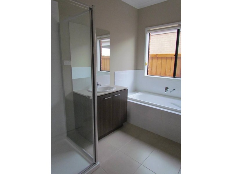 27 Maeve Circuit, Clyde North VIC 3978