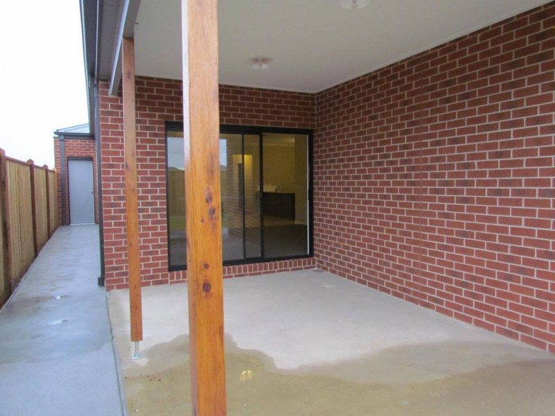 27 Maeve Circuit, Clyde North VIC 3978