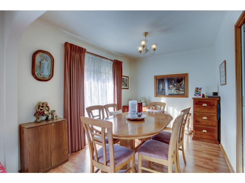 23 Escott Grove, Berwick VIC 3806