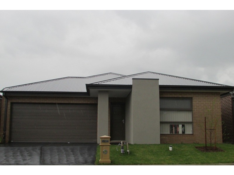 8 Brocker Street, Clyde North VIC 3978