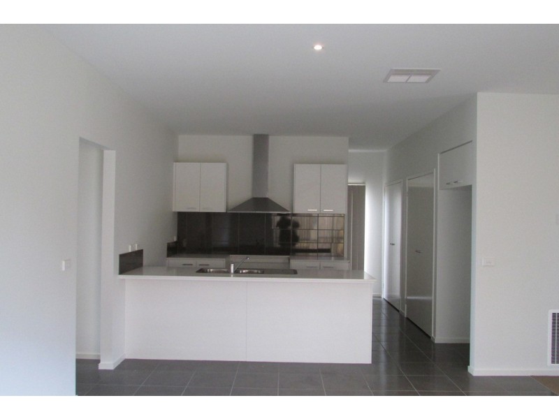 8 Brocker Street, Clyde North VIC 3978