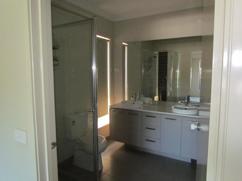 11 Britton Drive, Pakenham VIC 3810