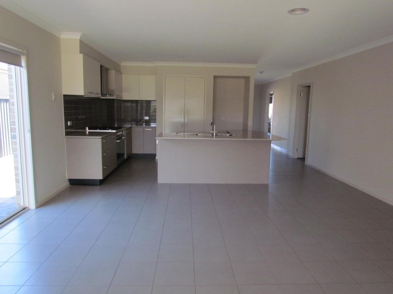 11 Britton Drive, Pakenham VIC 3810