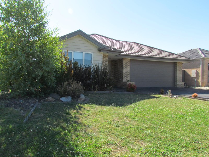 11 Britton Drive, Pakenham VIC 3810