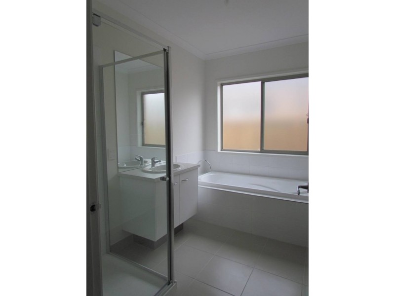 20 Brightstone Drive, Clyde North VIC 3978