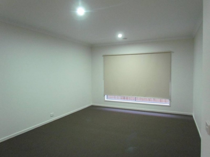 20 Brightstone Drive, Clyde North VIC 3978