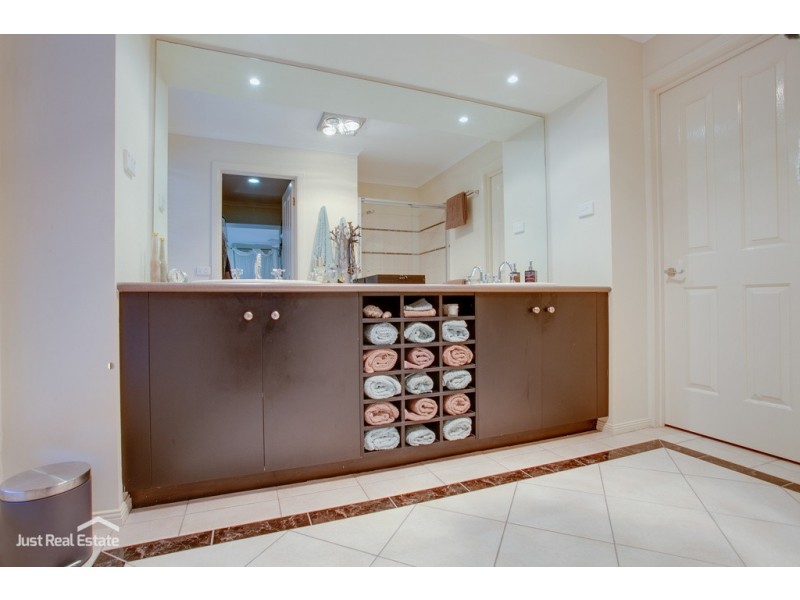 86 St Boswells Avenue, Berwick VIC 3806