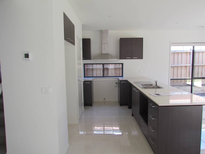 17 Maeve Circuit, Clyde North VIC 3978