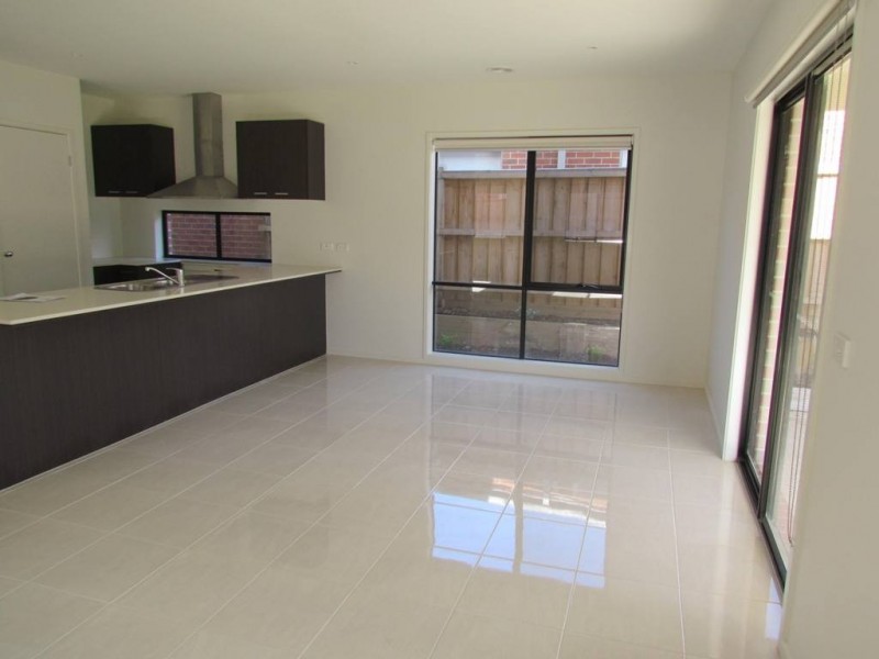 17 Maeve Circuit, Clyde North VIC 3978