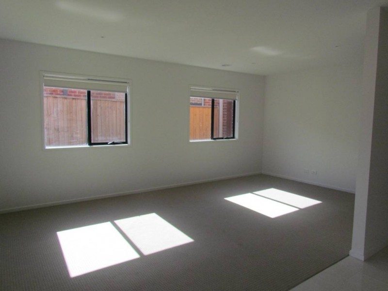 17 Maeve Circuit, Clyde North VIC 3978