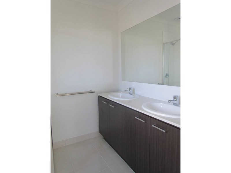 17 Maeve Circuit, Clyde North VIC 3978