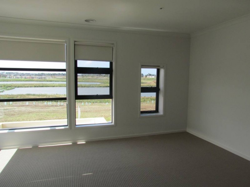 17 Maeve Circuit, Clyde North VIC 3978