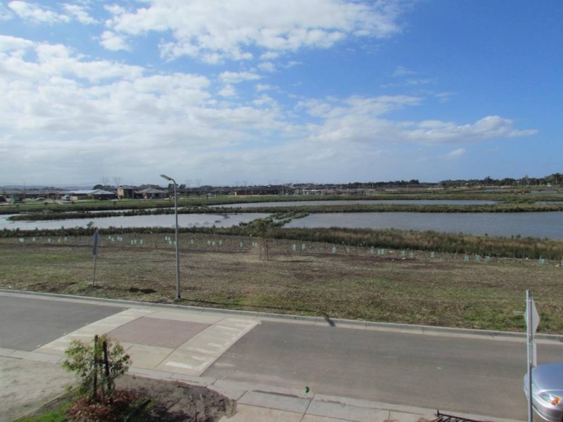 17 Maeve Circuit, Clyde North VIC 3978