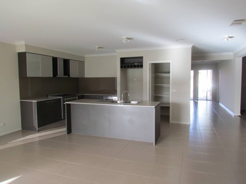 14 Ben Hall Street, Cranbourne East VIC 3977